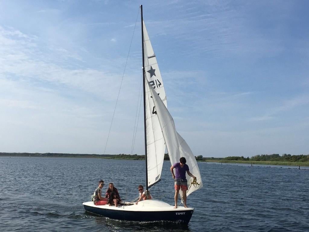 Varuna 501 zeilboot + motor + trailer – zeilklaar, Watersport en Boten, Ophalen, Gebruikt, Benzine, Buitenboordmotor