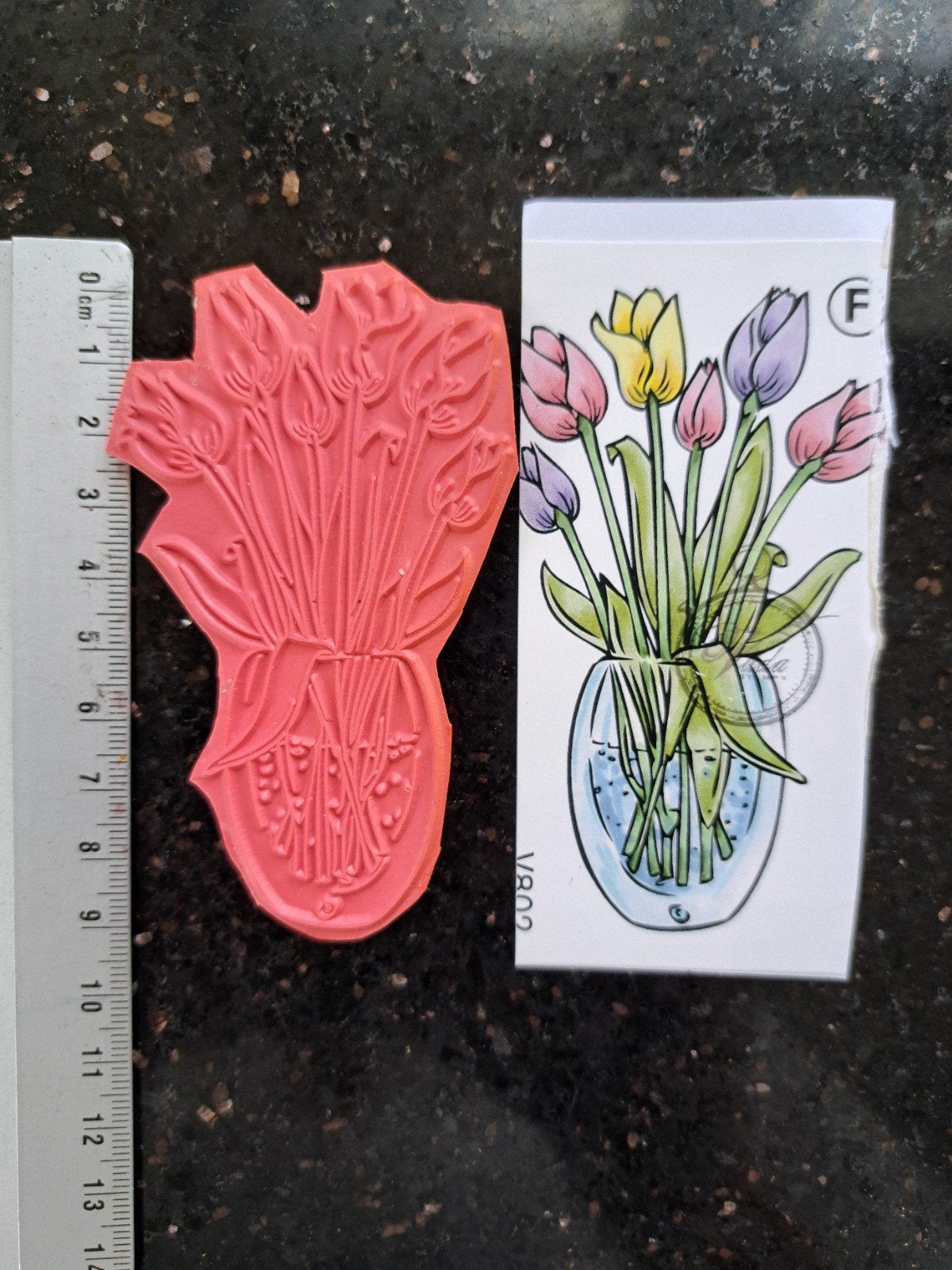 VILDA RUBBER STEMPEL VAAS BLOEMEN TULPEN INKLEUREN KAARTEN, Ophalen of Verzenden, Nieuw, EZ-mounted stempel
