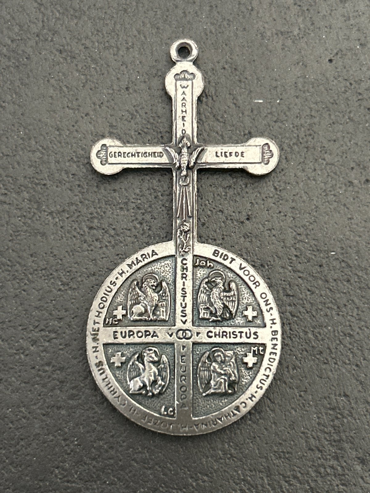Zilverkleurig Kruisbeeld met Europese Symboliek, Ophalen of Verzenden