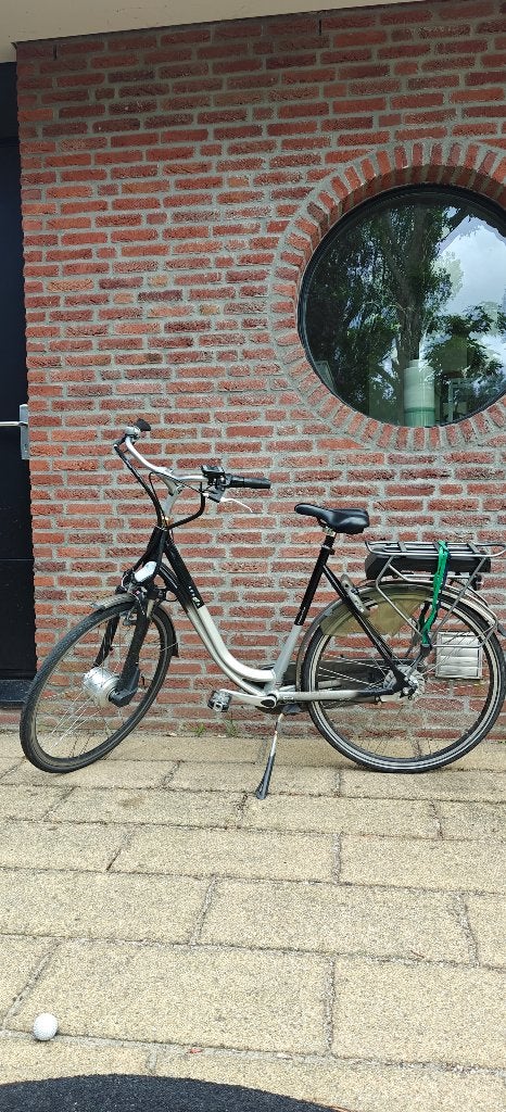 Electric bike with gear and side stand, Fietsen en Brommers, Minder dan 30 km per accu, Gebruikt, 59 cm of meer, Ophalen