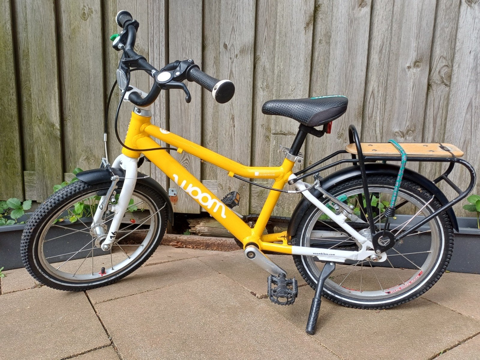 Woom 2 kinderfiets met spatborden, standaard en bagagedrager, Fietsen en Brommers, Fietsen | Kinderfietsjes, Velgrem, Ophalen of Verzenden