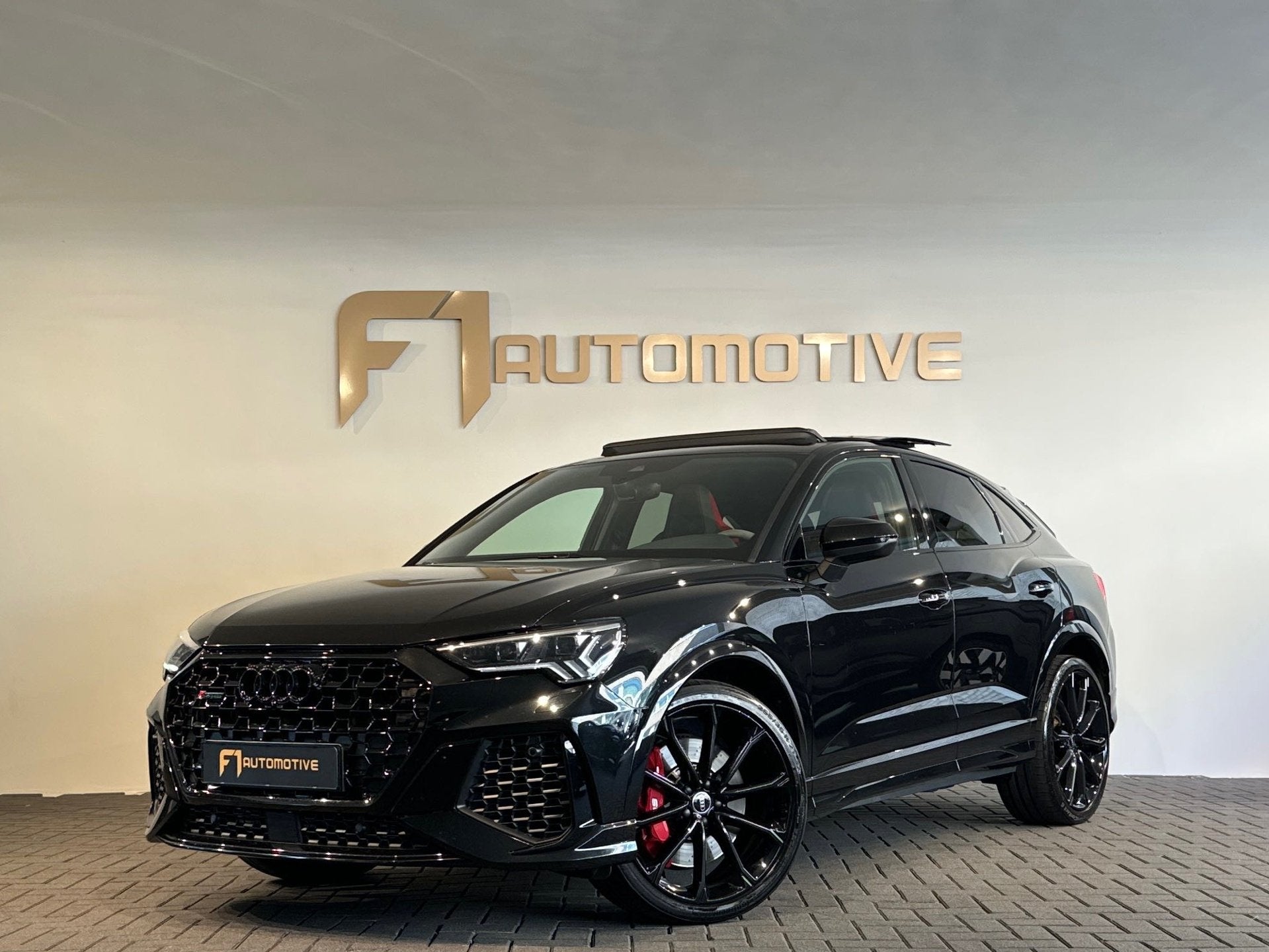 Audi RSQ3 Sportback 2.5 TFSI Quattro Pano|RS Seat|B&O|Keyles, Automaat, Gebruikt, 1675 kg, Zwart