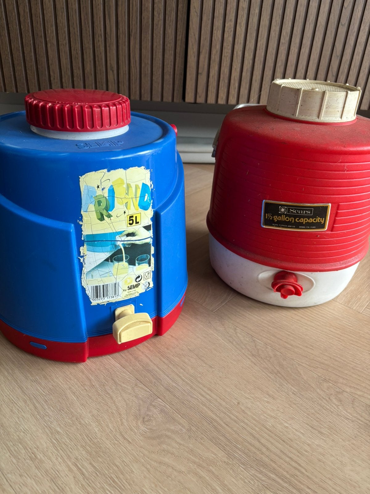 2 watertappers blauw: 5l rood:1,5 liter, Tuin en Terras, Ophalen of Verzenden, Zo goed als nieuw, Rond, Overige materialen