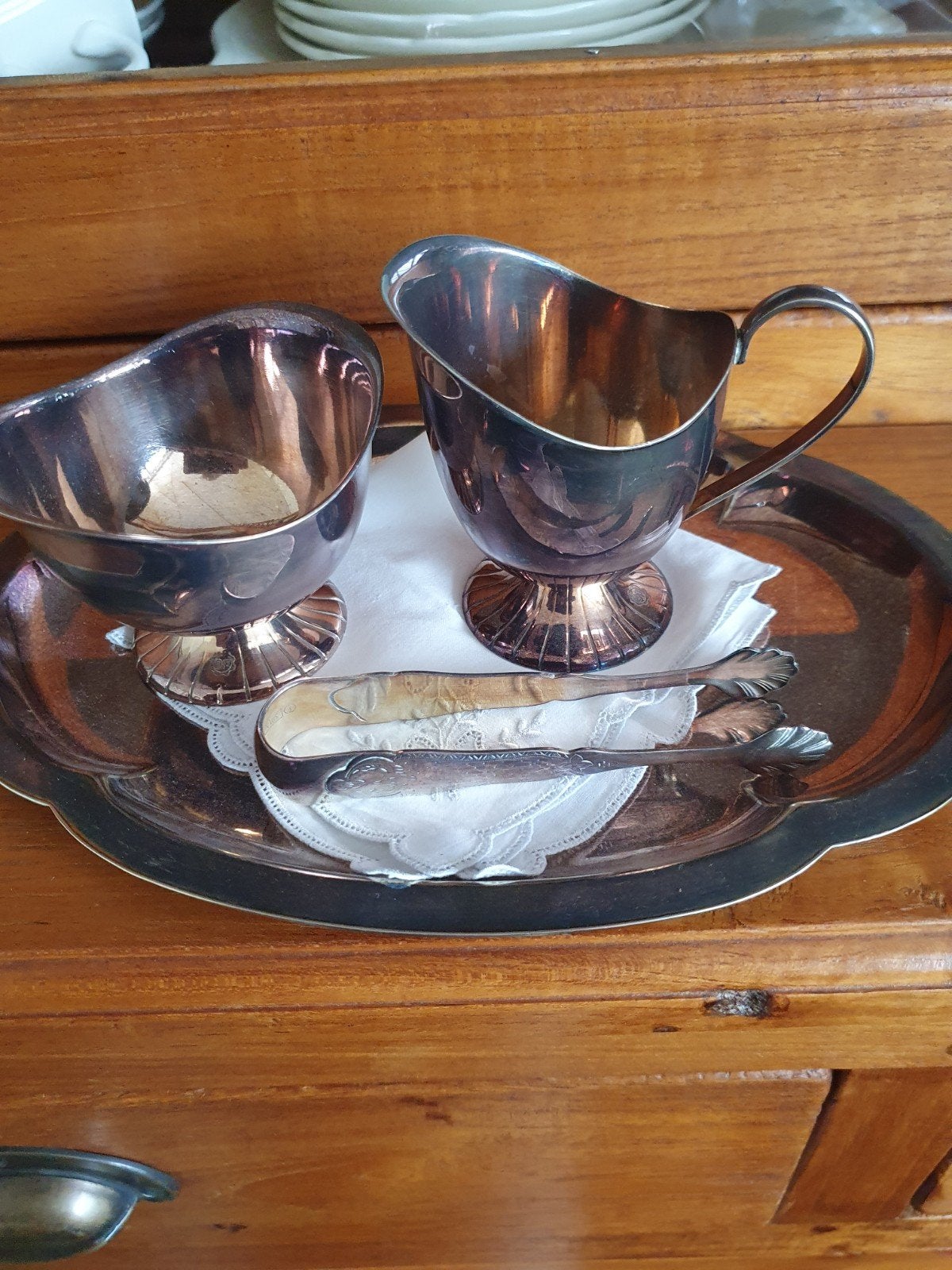 Antiek verzilverd dienblad met melkkan, suikerpot en tang, Ophalen of Verzenden, Zilver