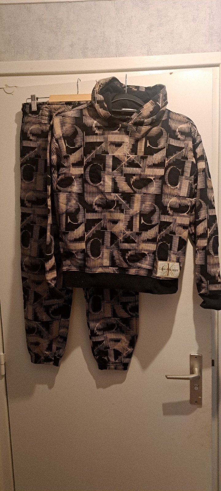 Calvin Klein Jeans Monogram Allover-Print Trainingspak, Kinderen en Baby's, Ophalen of Verzenden, Zo goed als nieuw, Jongen