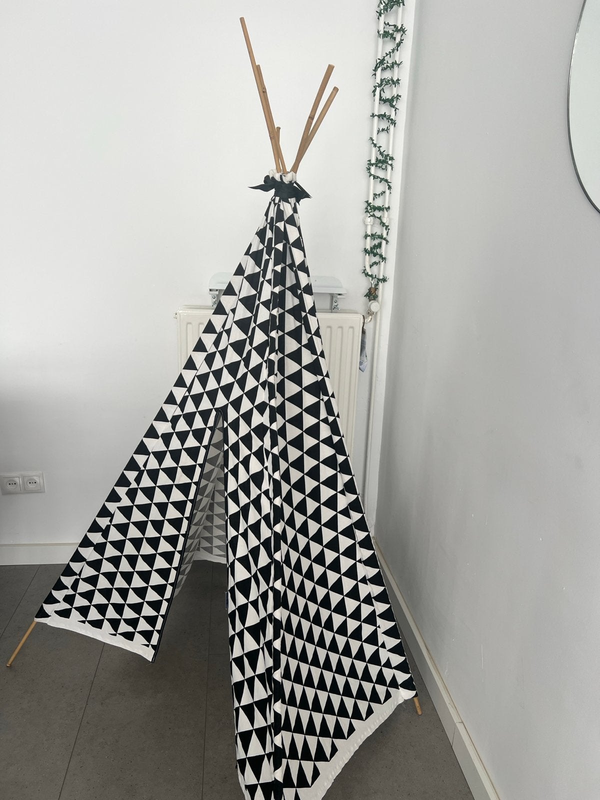 Silly en Zo Tipi tent zwart-wit, Ophalen, Gebruikt, Hout