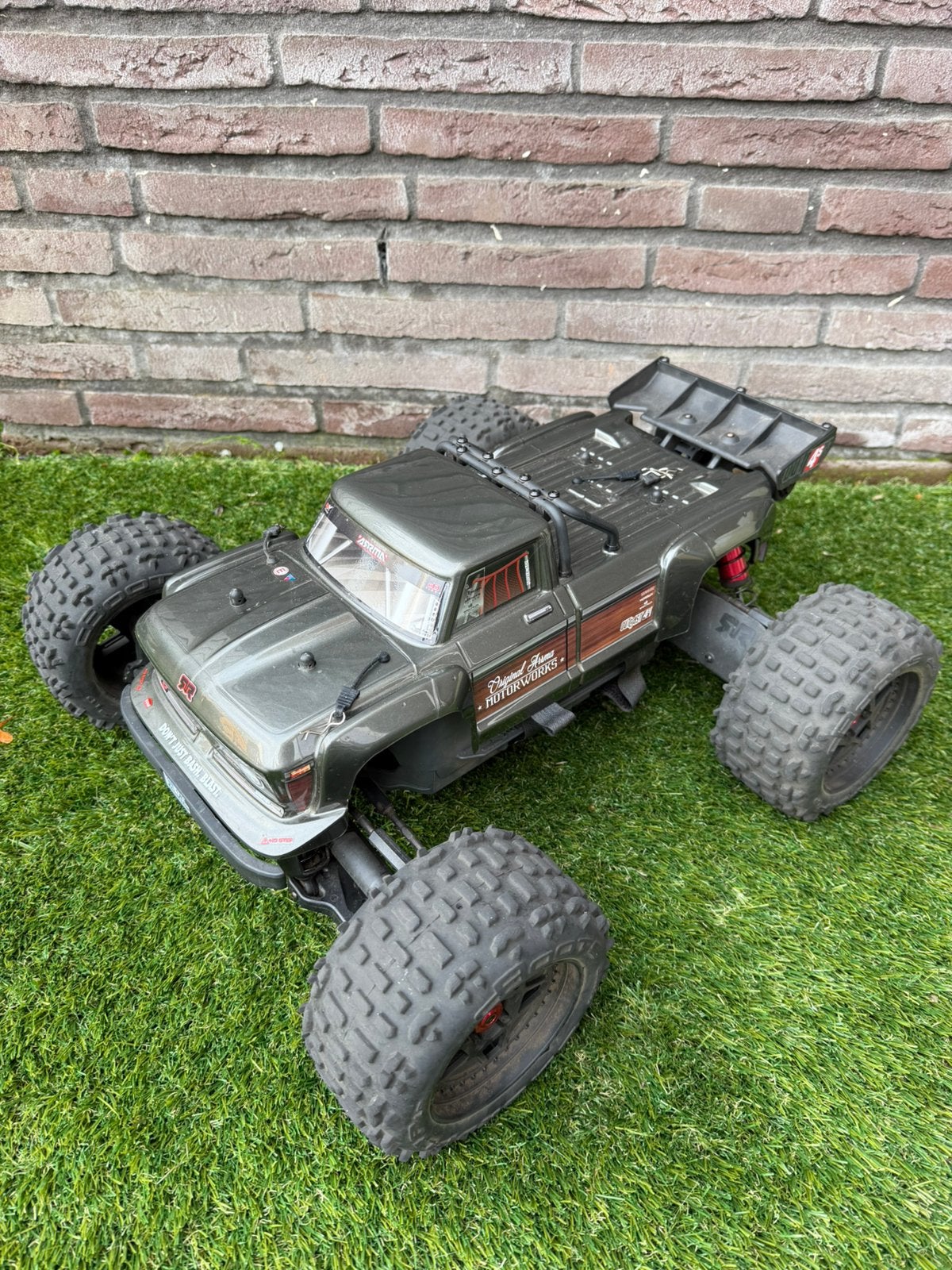 Arrma outcast 4s v2 met lipo en lader, Elektro, Verzenden, Auto offroad, Zo goed als nieuw
