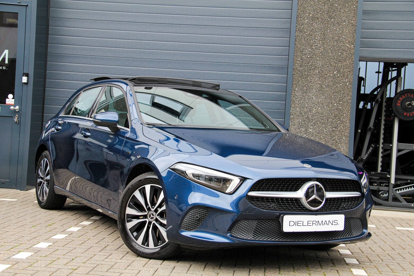 Mercedes-Benz A-Klasse A 250 e | 100% SOH | Pano | Burmester, Zwart, Met garantie (alle), Blauw, Leder en Stof
