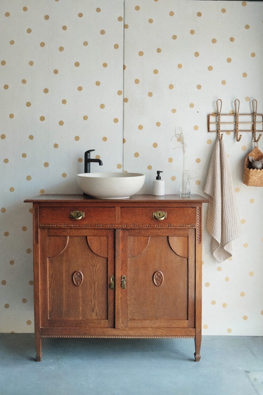 Vintage badkamermeubel / massief hout / bezorgen mogelijk, Huis en Inrichting, Badkamer | Badkamermeubels, Zo goed als nieuw, Minder dan 100 cm