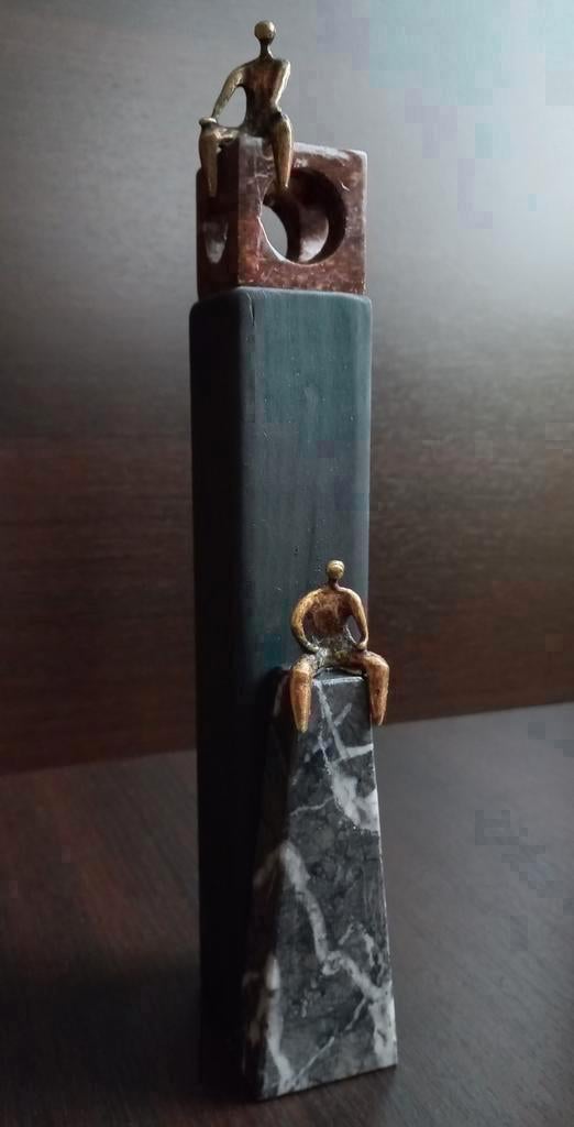 Set 2 Abstracte bronzen beelden op marmeren en houten sokkel, Antiek en Kunst, Antiek | Koper en Brons, Ophalen of Verzenden, Brons
