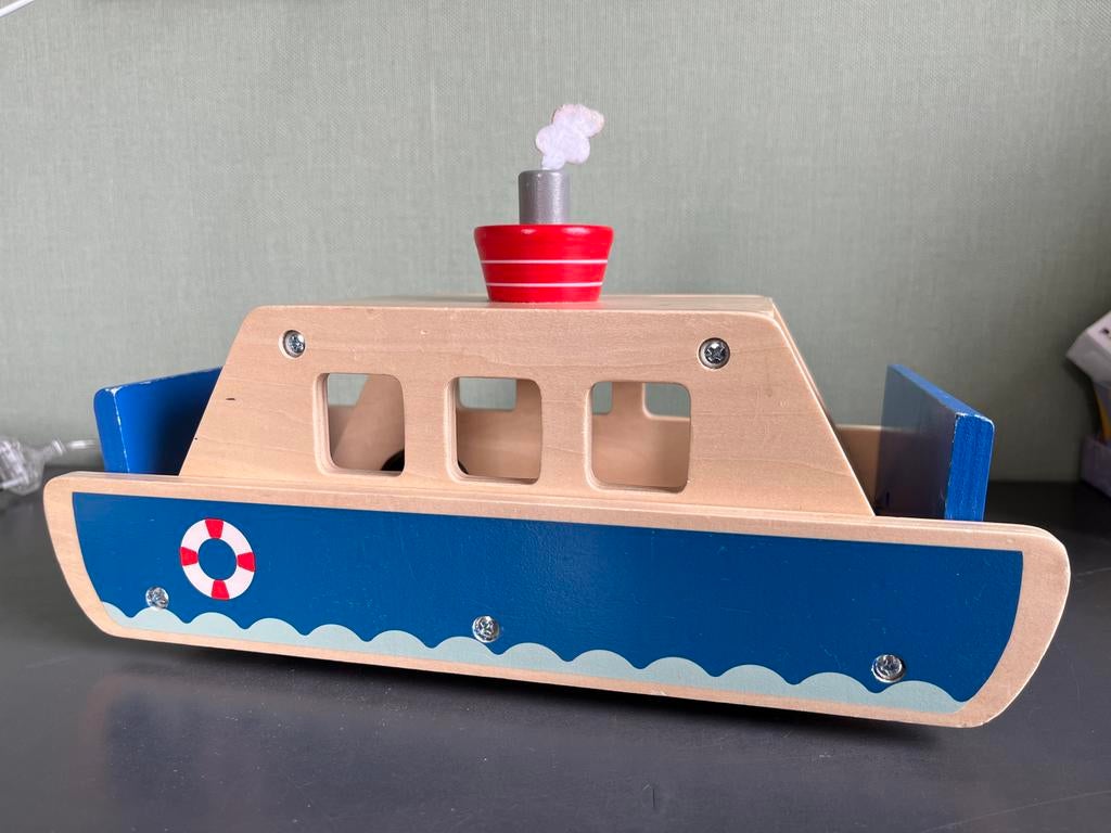 Houten speelgoedboot op wieltjes en met afneembaar dak, Ophalen of Verzenden, Gebruikt, Jongen of Meisje