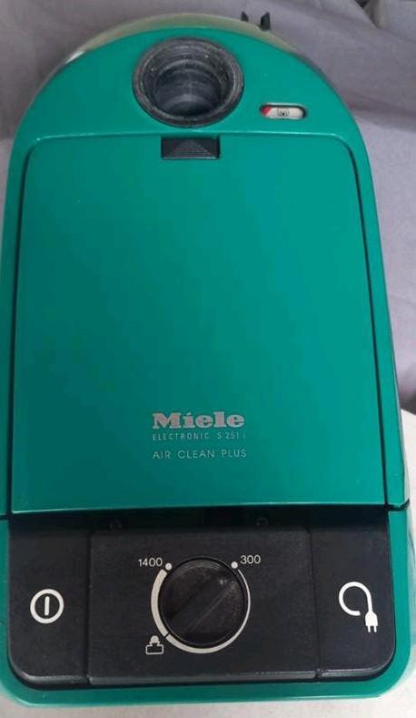 Miele stofzuiger met elektronisch geregelde zuigkracht, Witgoed en Apparatuur, Stofzuigers, Gebruikt, Sledestofzuiger, 1200 tot 1600 watt