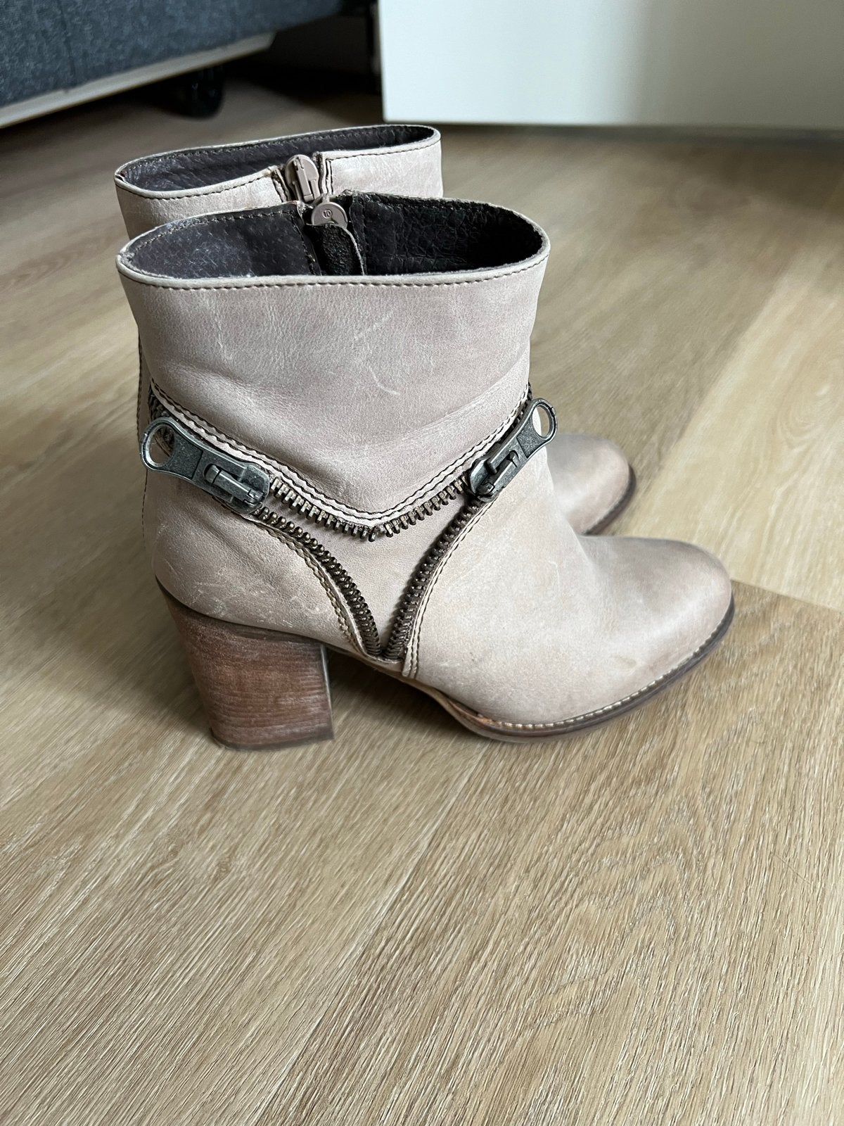 Invito enkellaarsjes maat 38 taupe met ritsdetails, Beige, Lage of Enkellaarzen, Ophalen of Verzenden, Gedragen