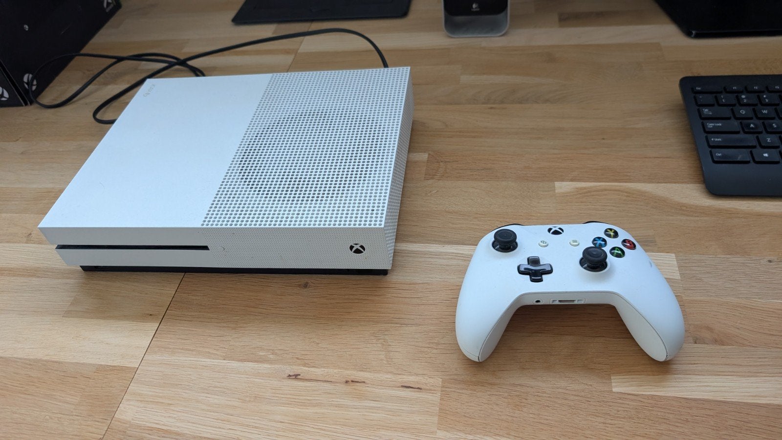 Foto 4 van Xbox One S Disc edition met controller en doos