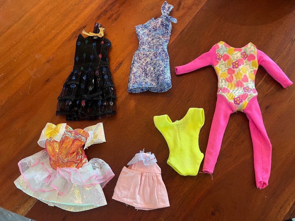 vintage Mattel barbie barbiekleertjes jurken jumpsuit badpak, Verzamelen, Ophalen of Verzenden, Zo goed als nieuw, Kleertjes