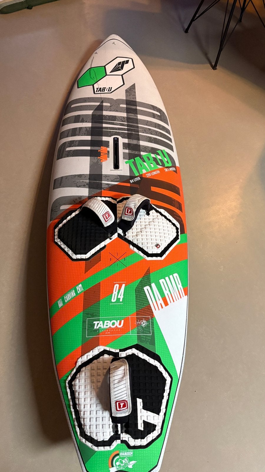 Tabou Da Bomb 84 liter windsurfboard, Watersport en Boten, Ophalen, Met voetbanden, Gebruikt, Tabou