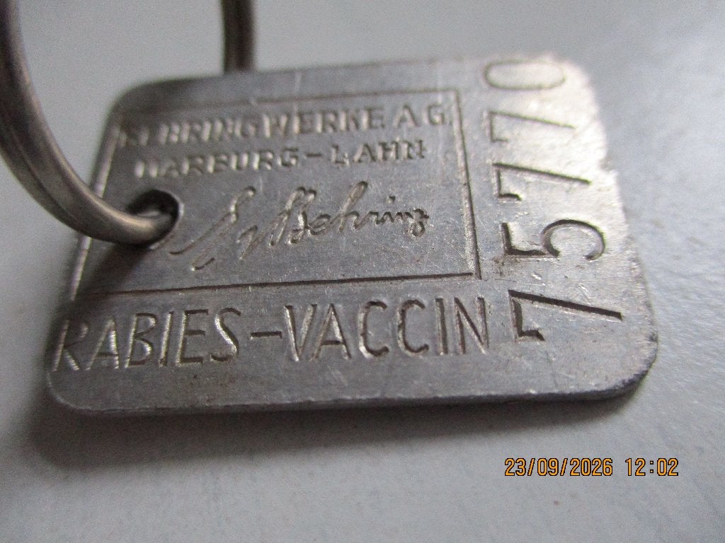 metaal plaatje Rabies vaccin,Behring werke 3/2.5 cm, Ophalen of Verzenden, Gebruikt