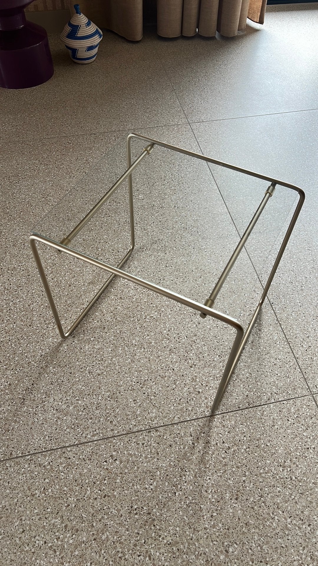 Glazen bijzettafel met champagne kleurig frame, Huis en Inrichting, Minder dan 55 cm, Vierkant, Ophalen, 45 tot 60 cm