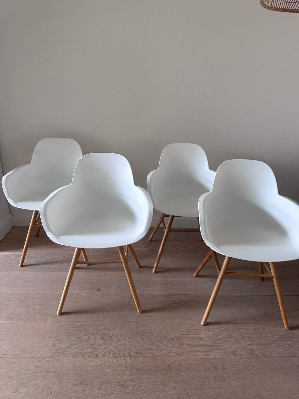 ZGAN! 4 x Zuiver Albert Kuip armstoelen (wit), Wit, Scandinavisch / landelijk, Zo goed als nieuw, Vier