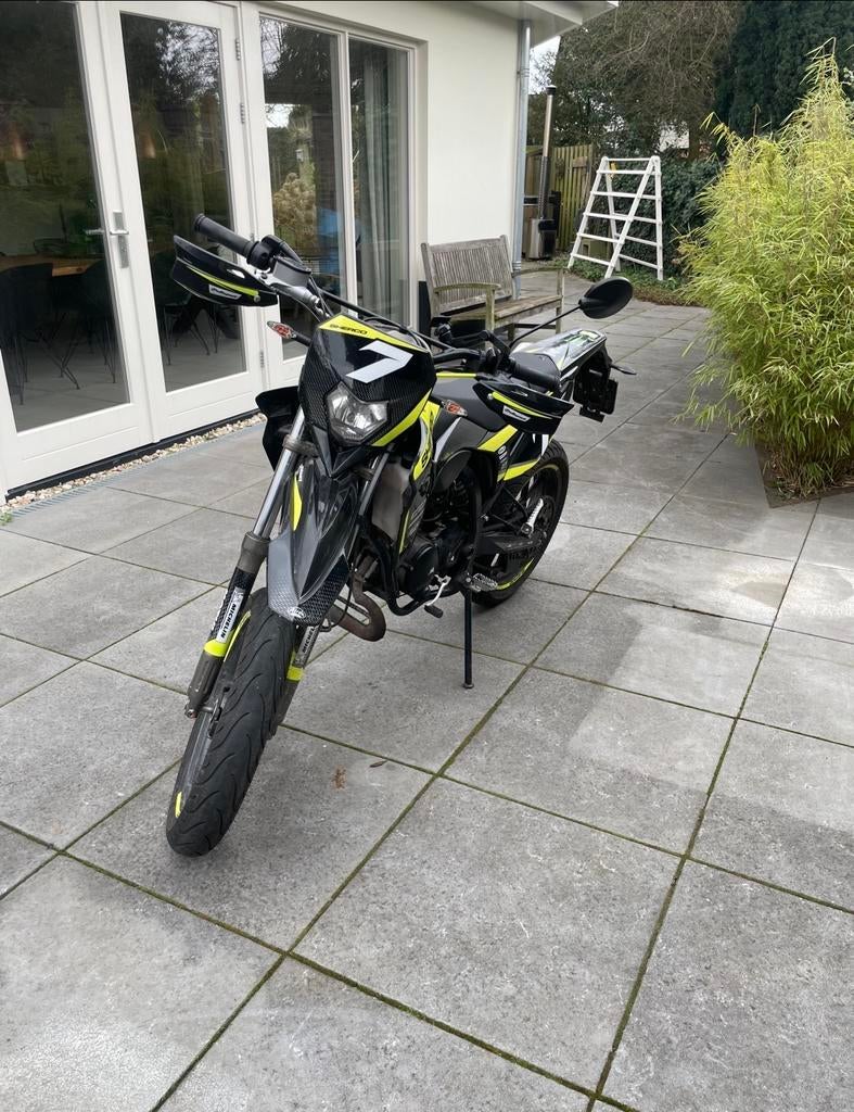 Sherco SM-R 50, Fietsen en Brommers, Ophalen, 6 versnellingen, Maximaal 45 km/u, Zo goed als nieuw