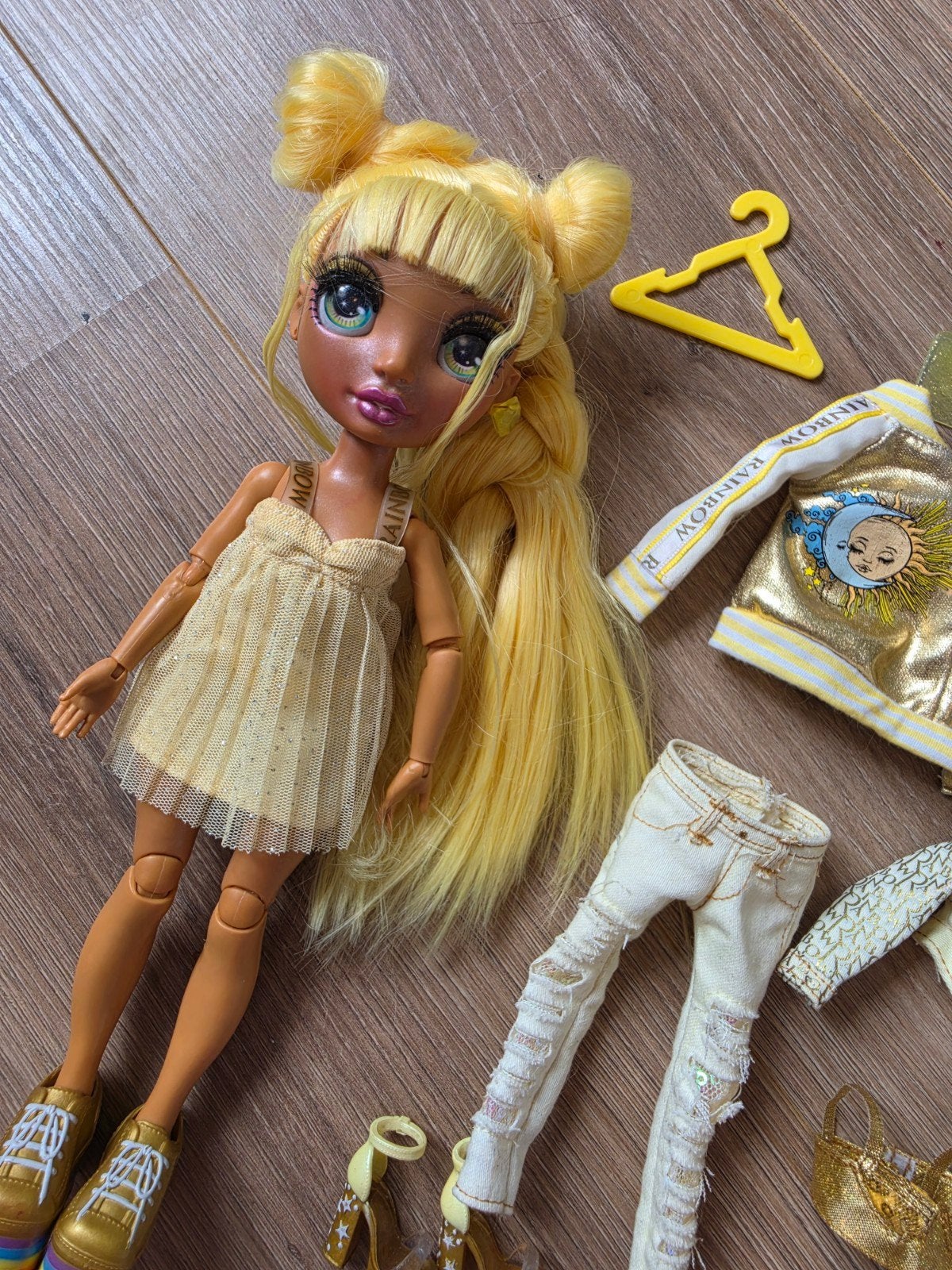 Rainbow High Sunny Madison pop met extra kleding, Ophalen of Verzenden, Zo goed als nieuw, Overige typen