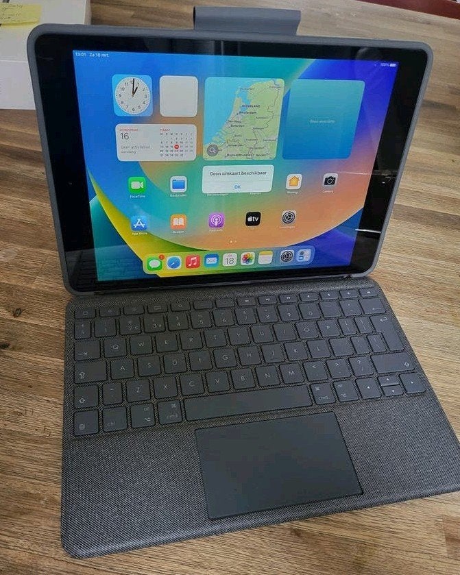 2x Logitech Combo Touch voor iPad 2021 en andere 10.2 inch, 10 inch, Gebruikt, Logitech, Bescherming voor- en achterkant