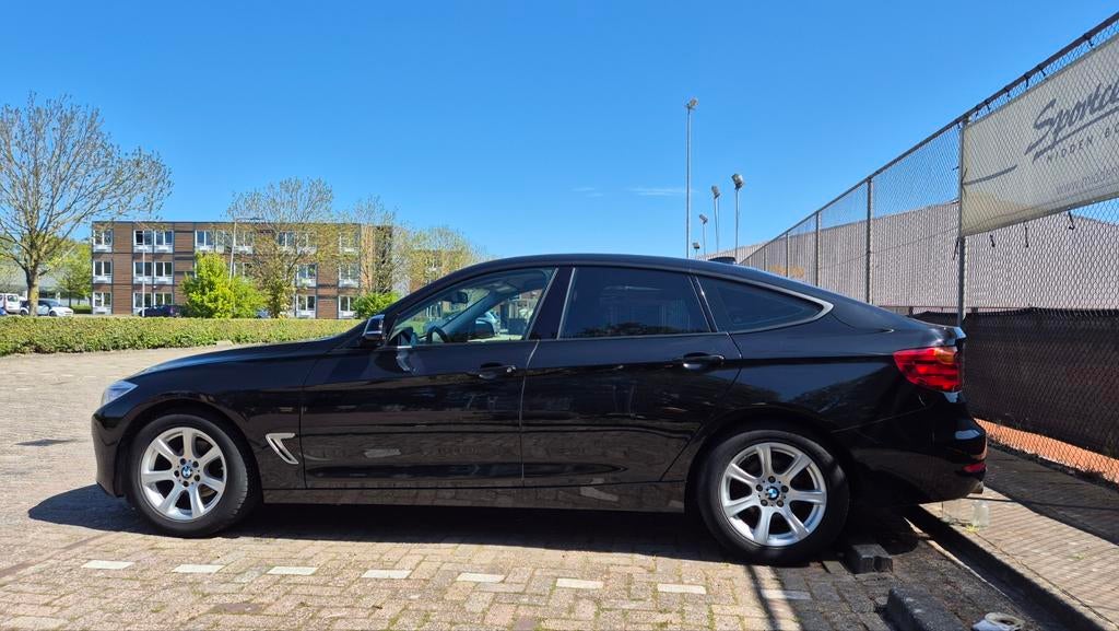 BMW 3-Serie GT 320I Aut8 2014 Zwart, Auto's, BMW, Achterwielaandrijving, 4 cilinders, 1535 kg, Zwart