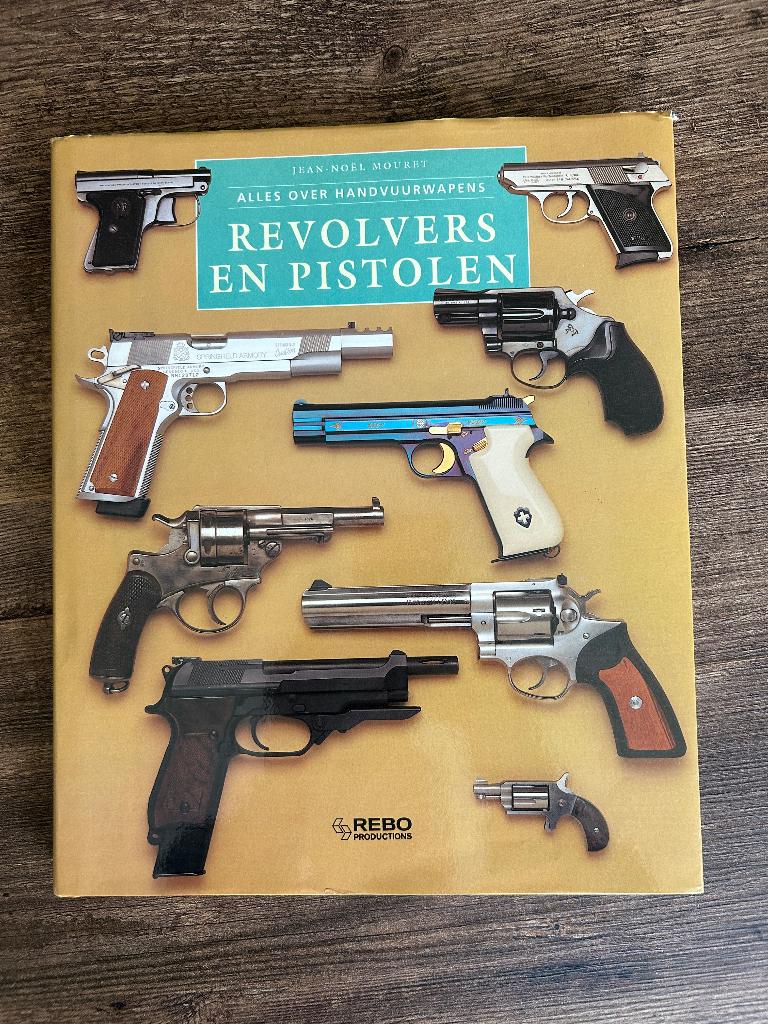 Boek revolvers en pistolen, Ophalen, Zo goed als nieuw, Los deel, Overige onderwerpen