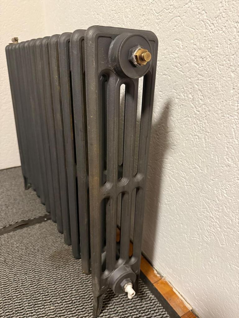 Antieke gietijzeren radiator met kranen, Ophalen, Gebruikt, Radiator, 60 tot 150 cm