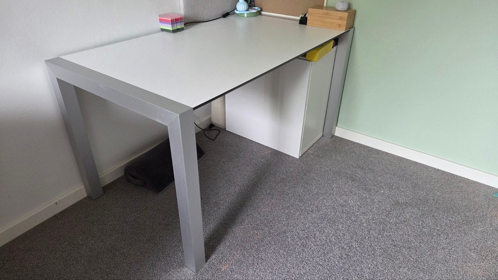 Uitschuifbare eettafel of bureau.