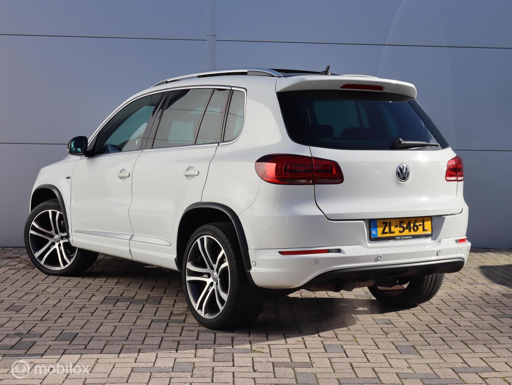 Volkswagen Tiguan 2.0 TSI R Line 4Motion Trekhaak Pano LED S, Auto's, Automaat, Euro 5, Gebruikt, Zwart