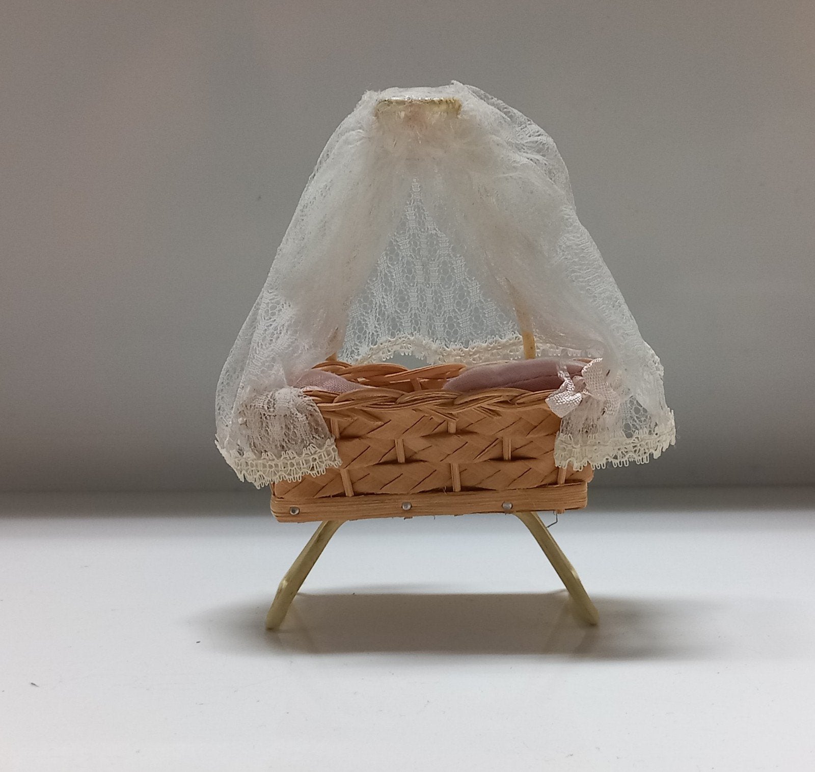 Vintage Caco wiegje met hemeltje, Kijk,Kies en Koop!, Poppenhuis, Manon.1977@live.nl, Ophalen of Verzenden, Vintage Miniaturen