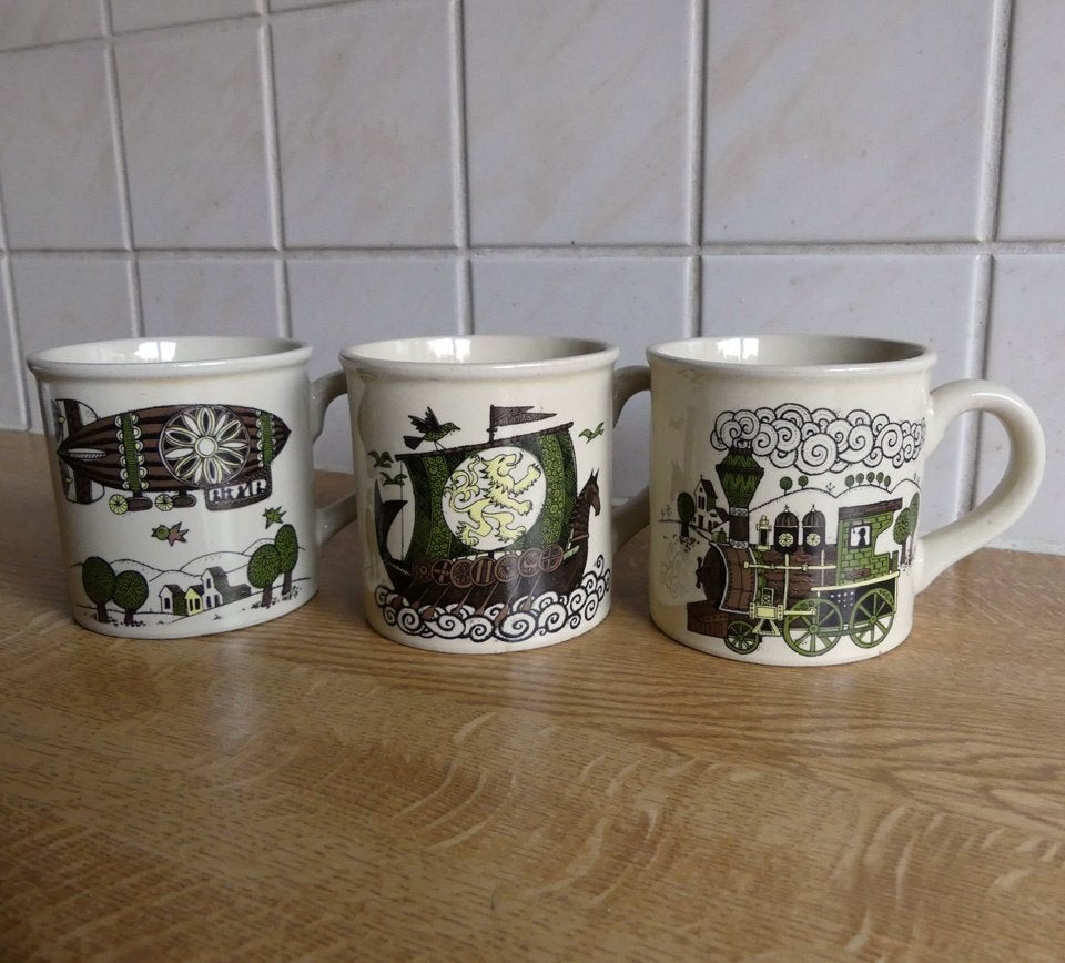 Drie vintage mokken bekers zeppelin trein vikingschip Japan, Gebruikt, Ophalen of Verzenden, Overige stijlen, Kop(pen) en/of Schotel(s)