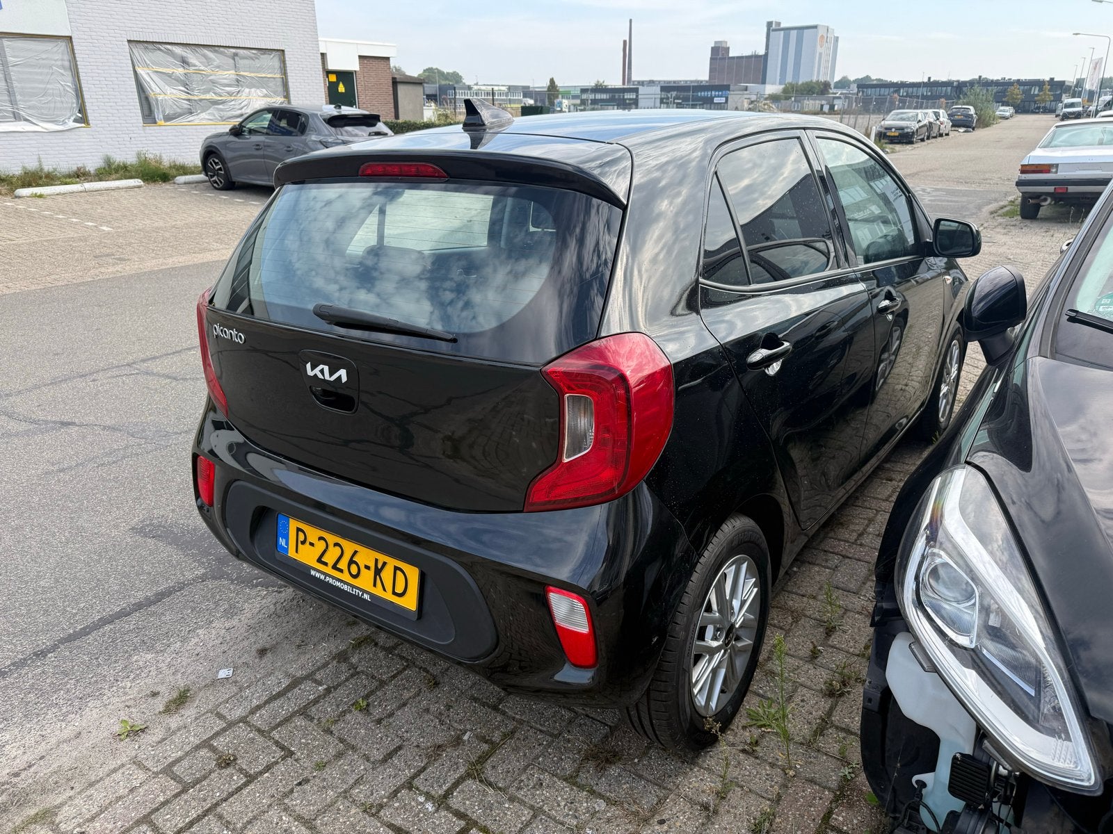 Foto 3 van Kia Picanto 1.0 DPi AMT 67pk 4-zits 2022 Zwart