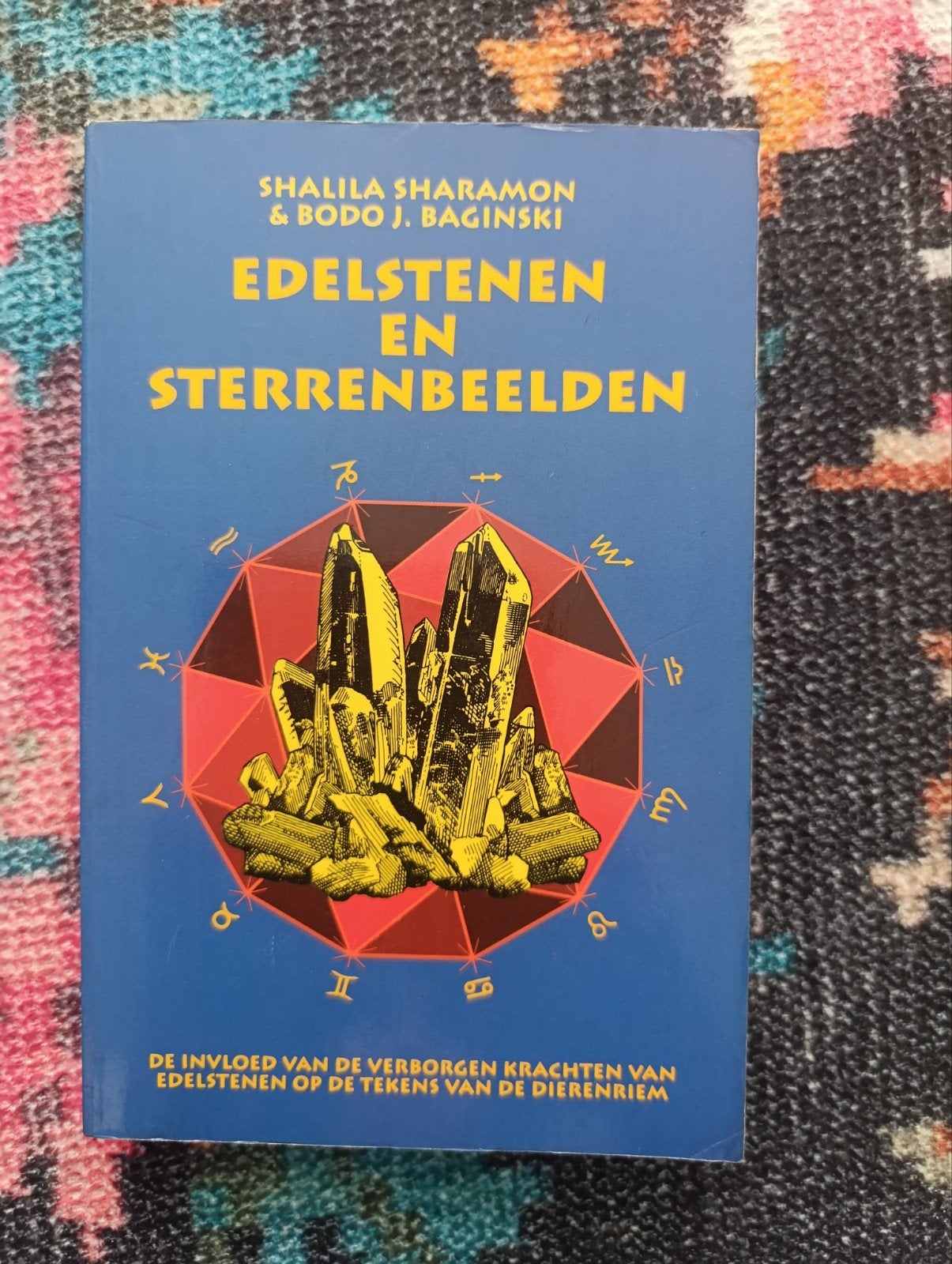 Edelstenen en Sterrenbeelden - Shalila Sharaman, Ophalen of Verzenden, Gelezen, Achtergrond en Informatie