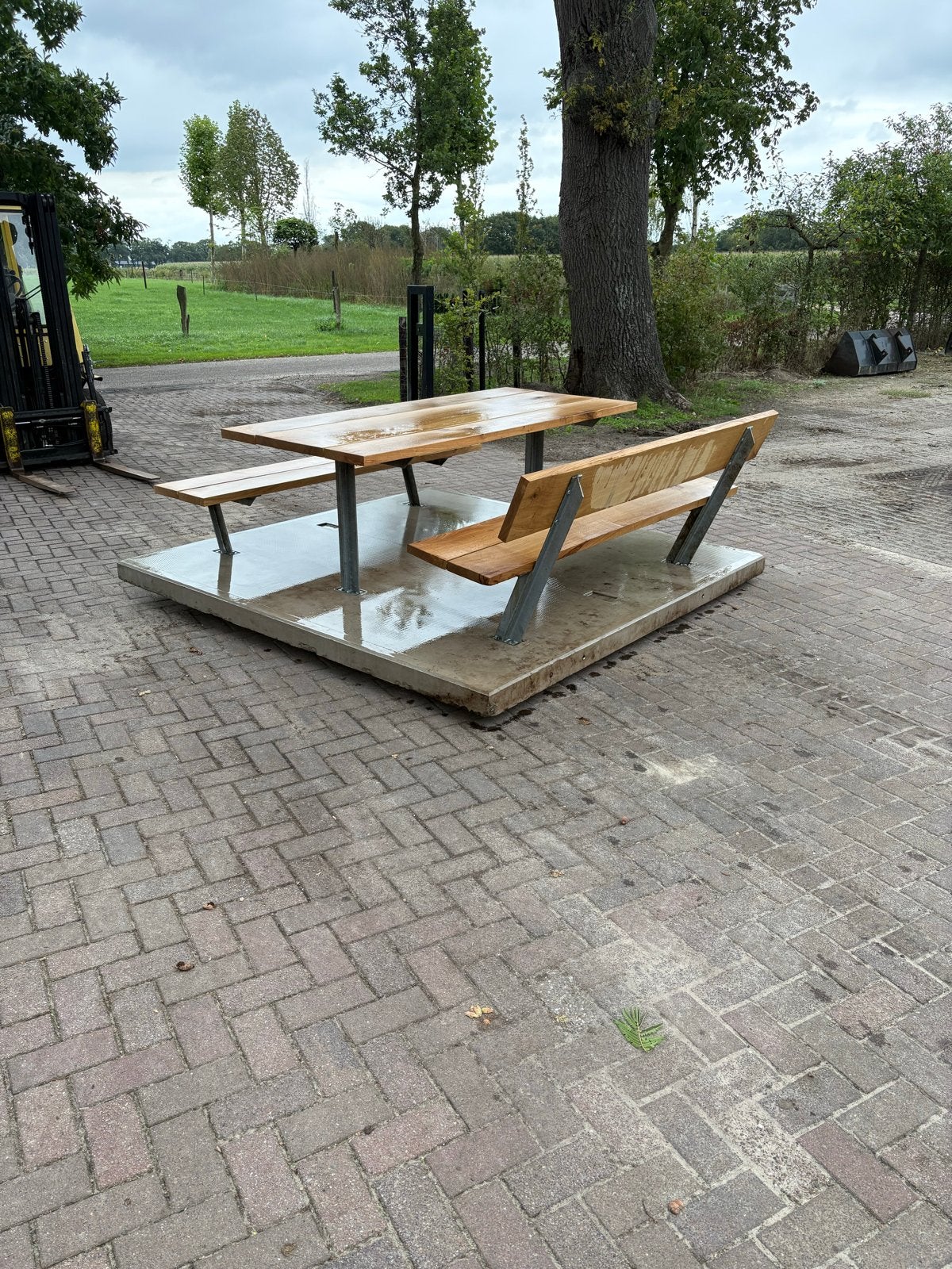 Stevige parkbank met eiken planken op betonplaat, Ophalen, Nieuw, Vierkant, Hout
