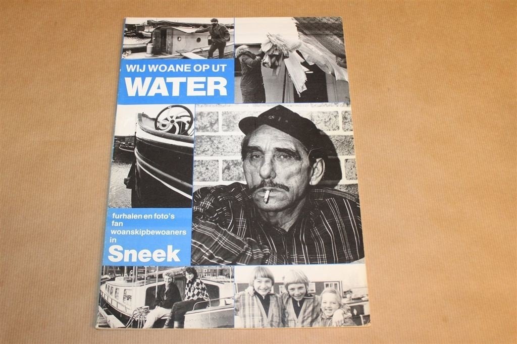 Wij Woane op ut Water — Woonschepen Sneek Verhalen/Fotoboek, Boeken, Ophalen of Verzenden, Gelezen