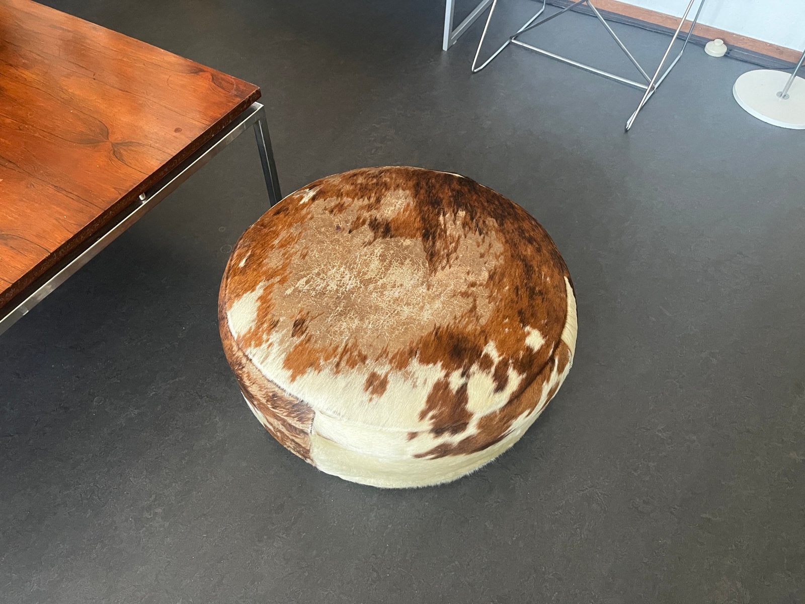 Poef koeienhuid, Ophalen, Gebruikt, Leer, 50 tot 75 cm