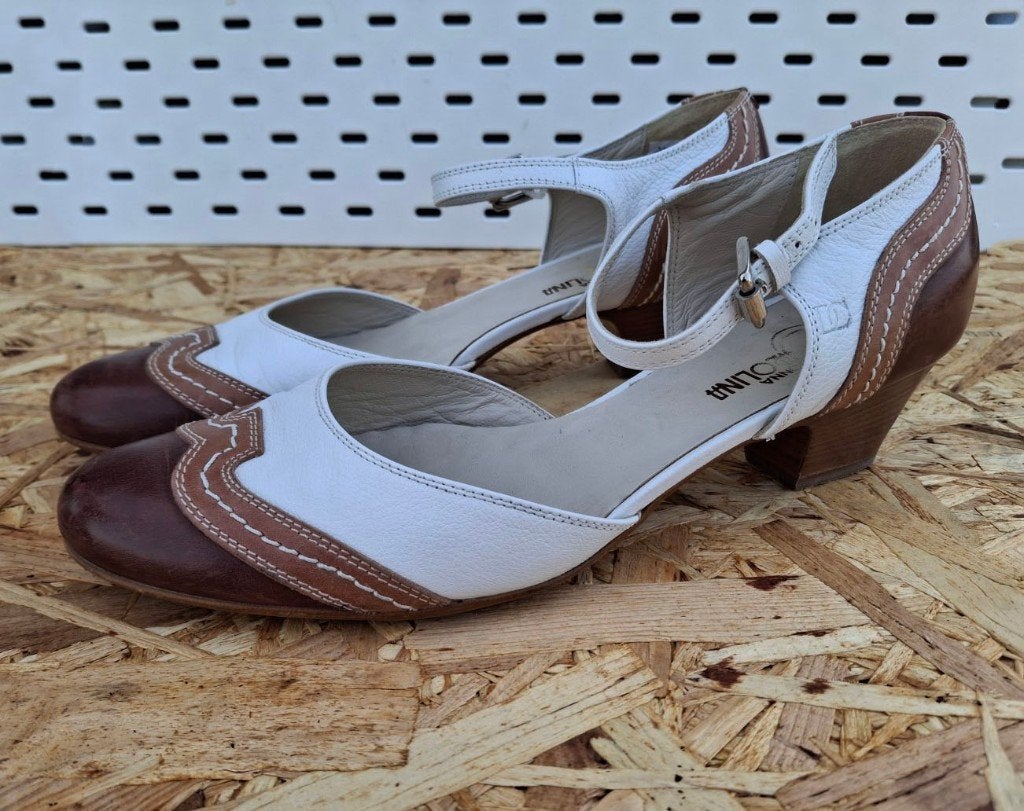 Donna Carolina mary-jane pump hakken maat 37 vintage look, Kleding | Dames, Schoenen, Ophalen of Verzenden, Gedragen, Bruin