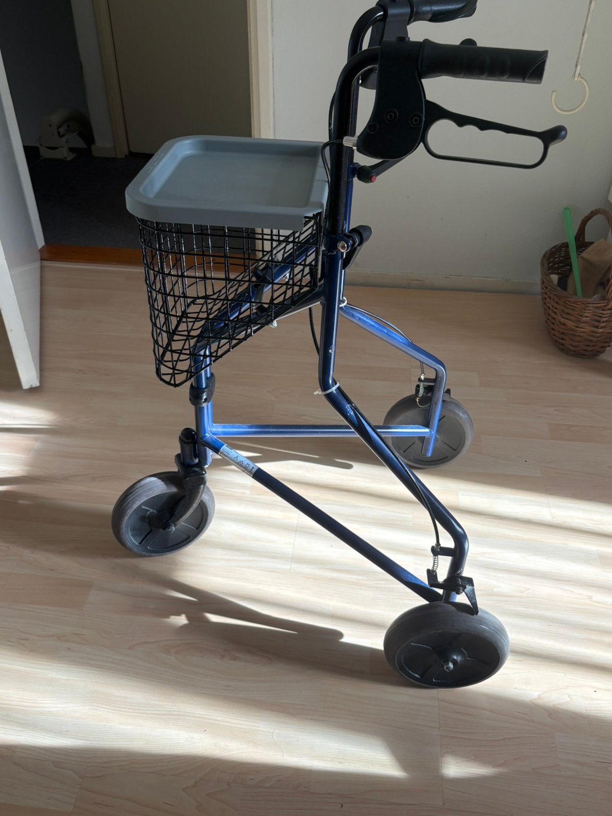Driewiel rollator ( Thuasne Trio Rollator), Diversen, Ophalen, Lichtgewicht, Zo goed als nieuw