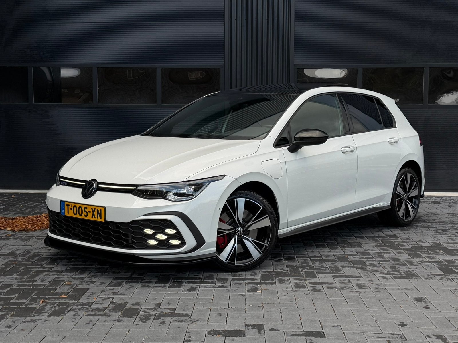Volkswagen Golf 1.4 GTE/Pano/Akrapovic/IQ/ACC/Camera/18”/, Auto's, Zwart, 4 cilinders, Alcantara, Wit