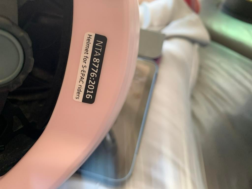 3 helmen,ik gebruikte ze voor een snor scooter/ roze, Ophalen of Verzenden, Zo goed als nieuw