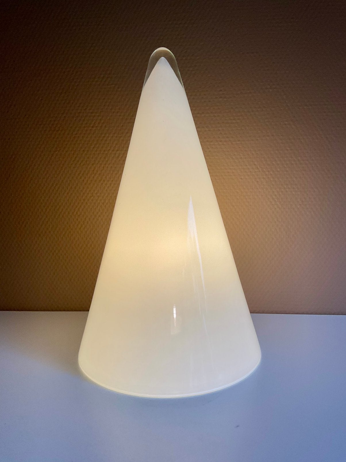 Een originele SCE TEEPEE tafellamp melkglas hoogte 36 cm, Ophalen of Verzenden, Zo goed als nieuw