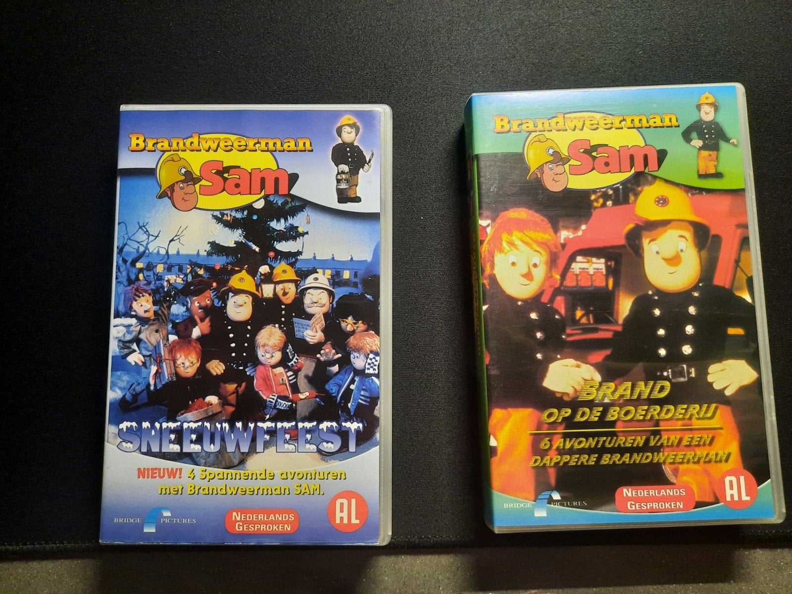 Brandweerman Sam VHS - Brand op de Boerderij & Sneeuwfeest, Alle leeftijden, Ophalen of Verzenden, Zo goed als nieuw, Poppen of Stop-motion