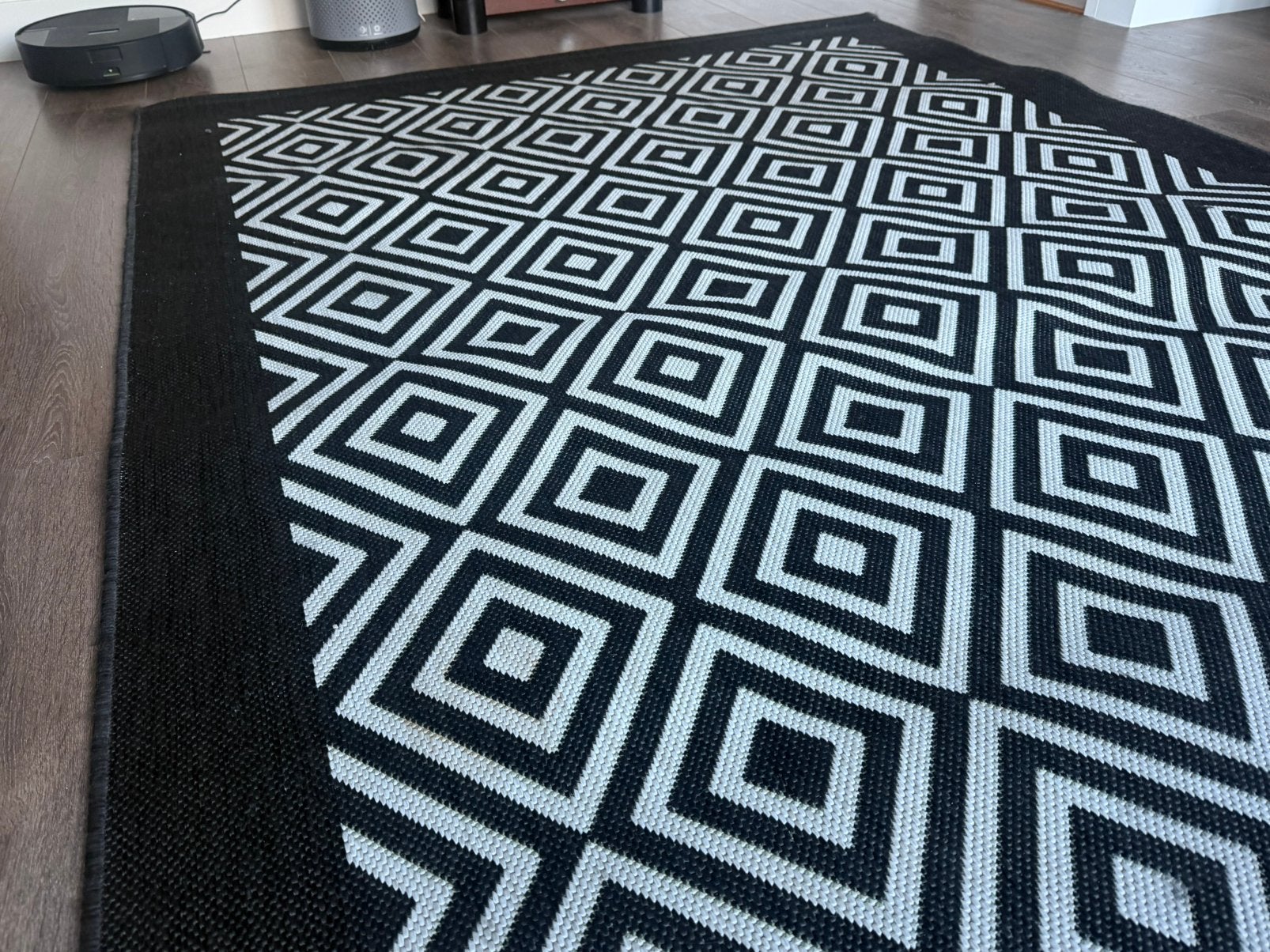 Zwart-wit vloerkleed - Ruilen voor een kratje bier!, Ophalen, Gebruikt, Wit, 150 tot 200 cm