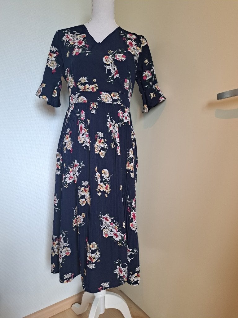 Blauw bloem jurk Yuchen, Kleding | Dames, Jurken, Maat 38/40 (M), Blauw, Ophalen of Verzenden, Onder de knie