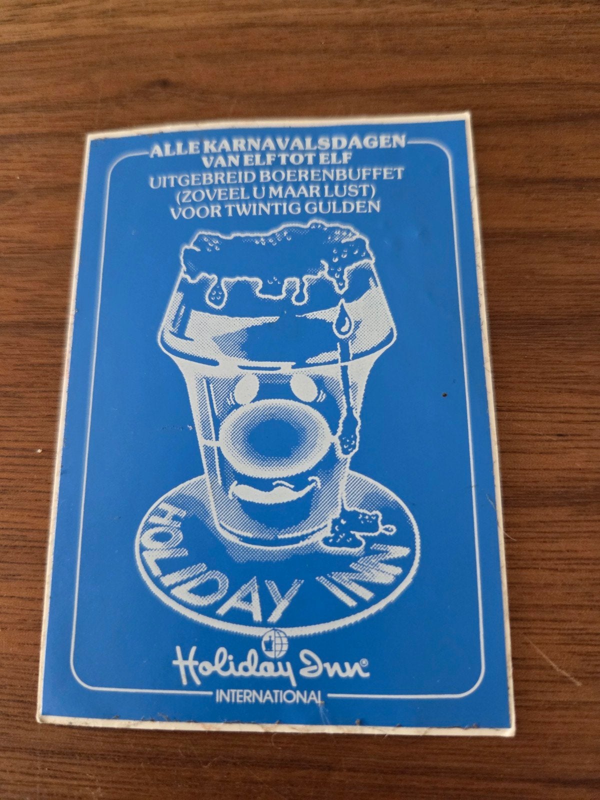 8379 Vintage Holiday Inn Carnaval Sticker - Boerenbuffet, Verzamelen, Ophalen of Verzenden, Gebruikt, Bedrijf of Vereniging