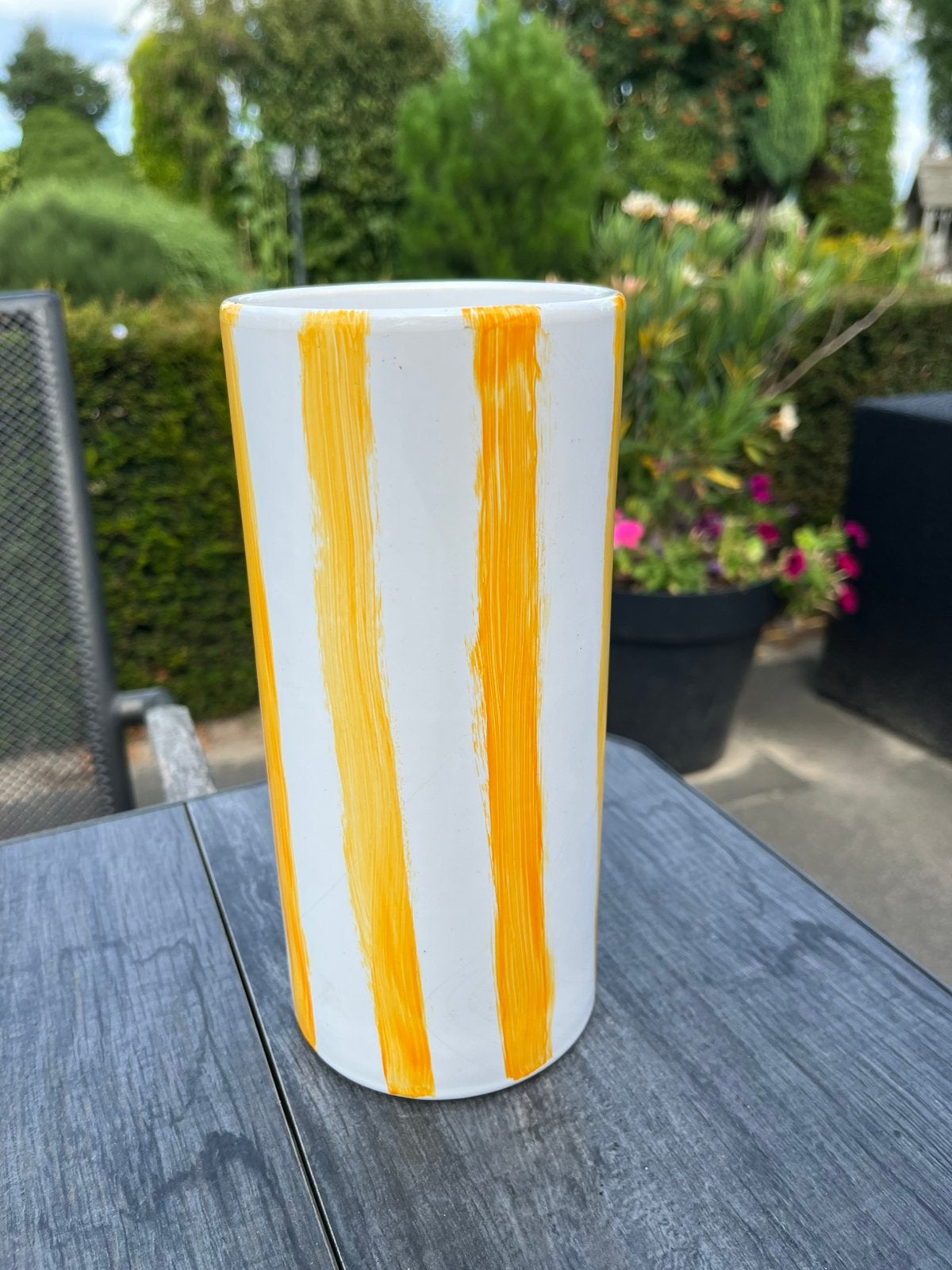Witte Decoratieve Vaas met Oranje Strepen || Handgemaakt, Huis en Inrichting, Woonaccessoires | Vazen, 21 cm, Handgemaakt, Oranje