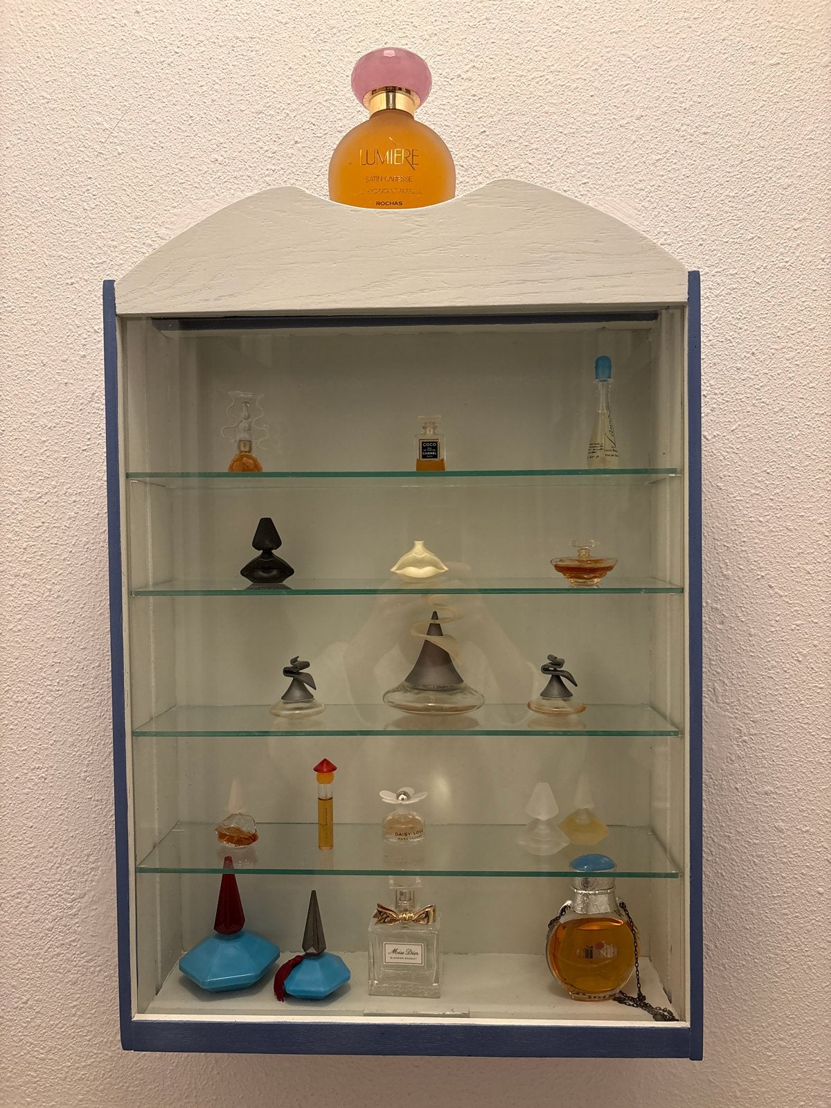 Verzameling miniatuur parfumflesjes in vitrinekast, Ophalen, Gebruikt