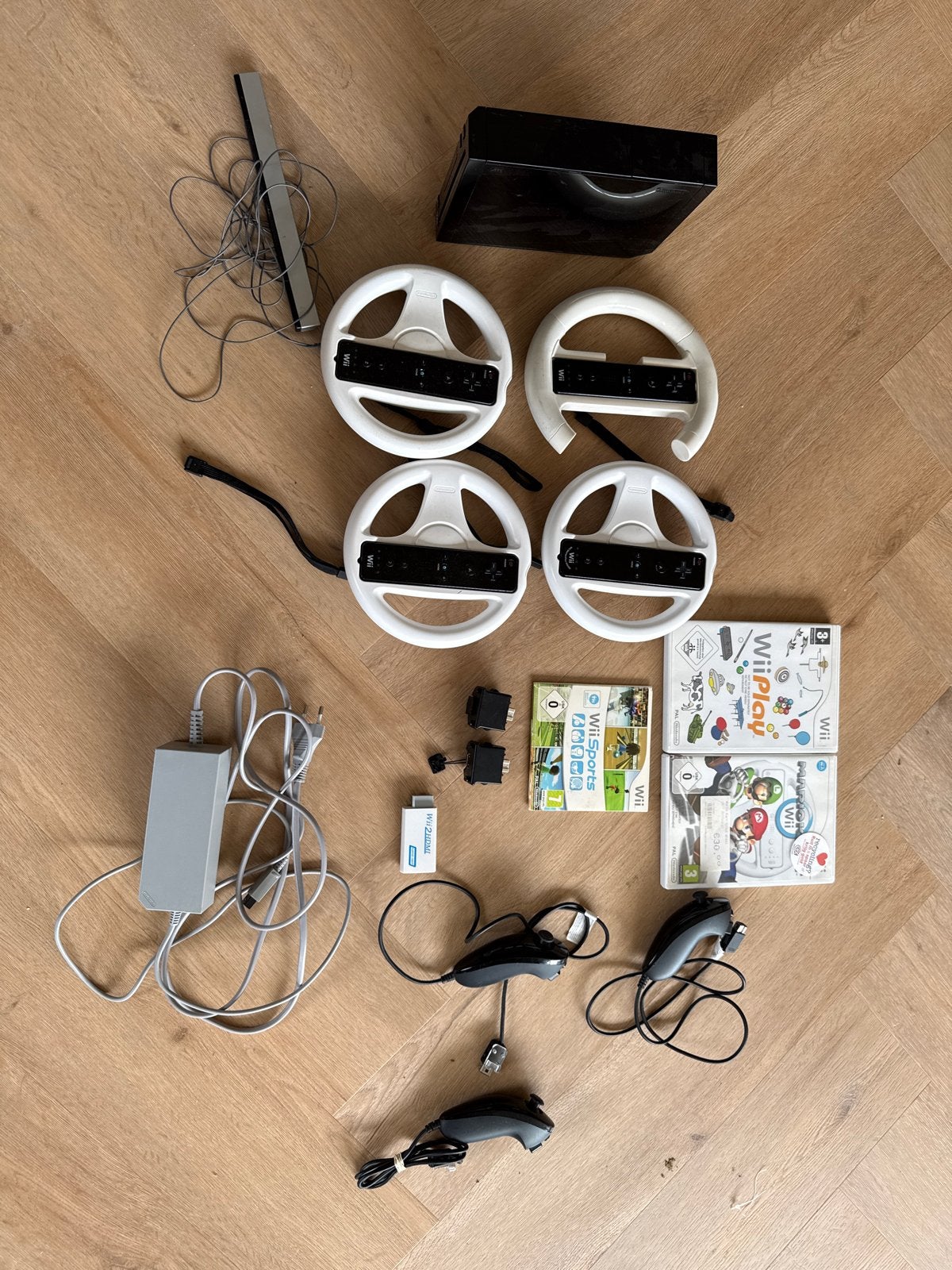 Nintendo Wii Compleet met 4 Controllers, Stuurtjes & Games, Spelcomputers en Games, Spelcomputers | Nintendo Wii, Gebruikt, Met 3 controllers of meer